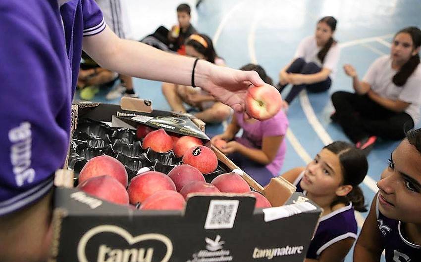 En la maratón de Santiago de Chile repartieron frutas