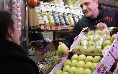 El punto de venta busca reforzar la relación entre los fruteros y sus clientes