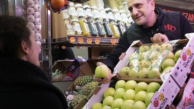 El punto de venta busca reforzar la relación entre los fruteros y sus clientes