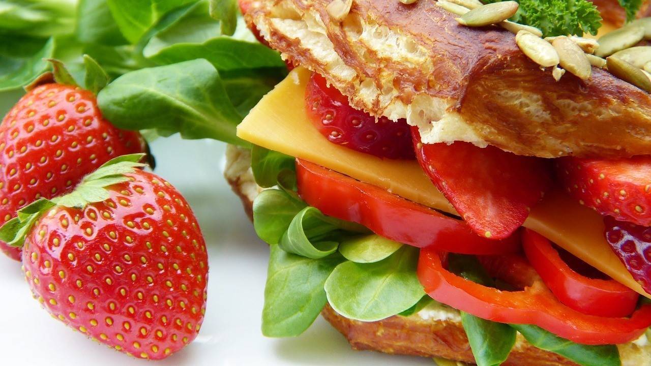 Los españoles creen que tienen una dieta saludable pero sus hábitos cambian poco