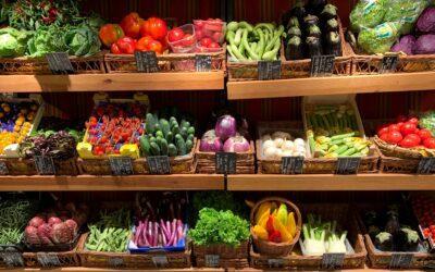 La popularidad de las frutas y verduras, y, compromisos con los clientes