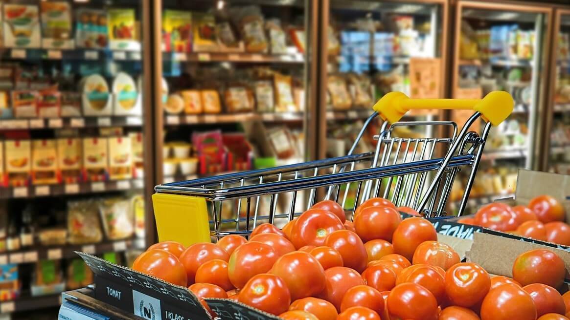 En el estante de una tienda frutería ¿qué prefieres ampliar la gama o la frescura?