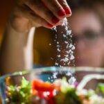 El consumo excesivo de sal forma parte de una dieta no saludable