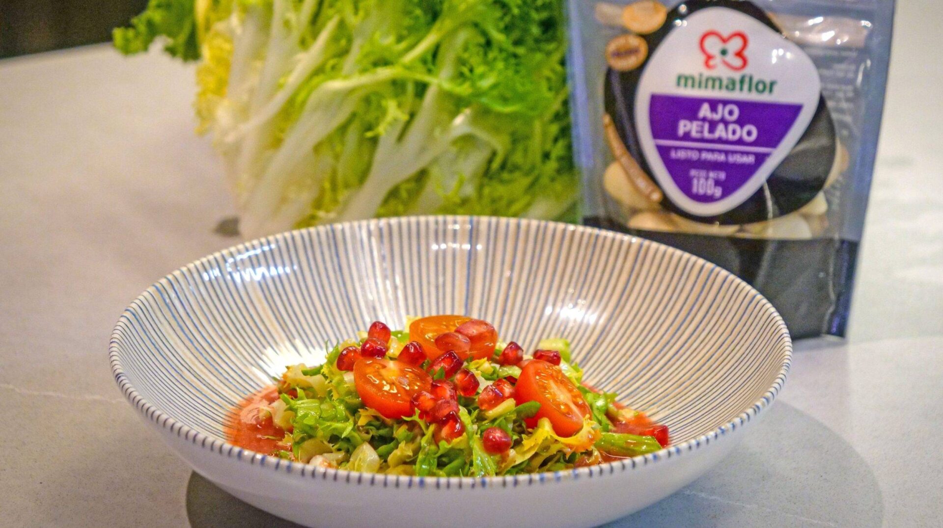 Sopa fría de granadas y fresas con escarola rizada