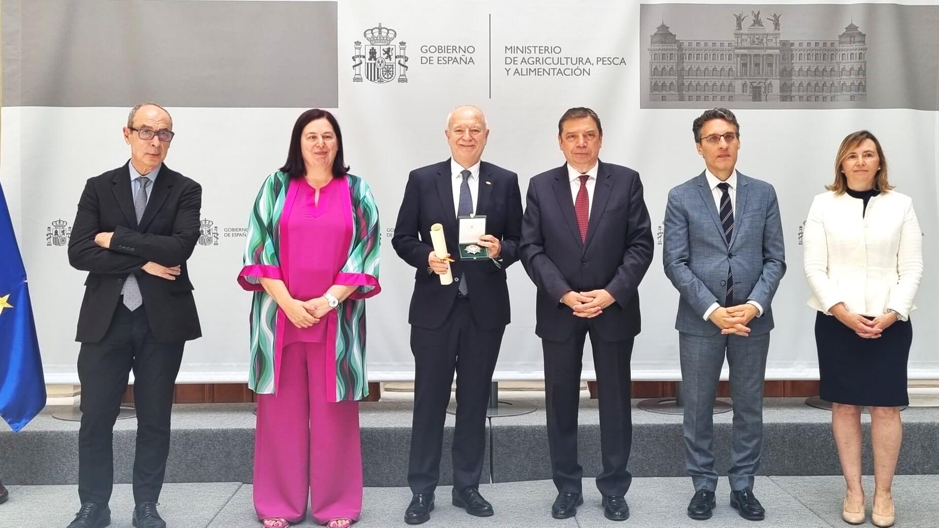 Entregan a Joan Mir la encomienda al Mérito Agrario