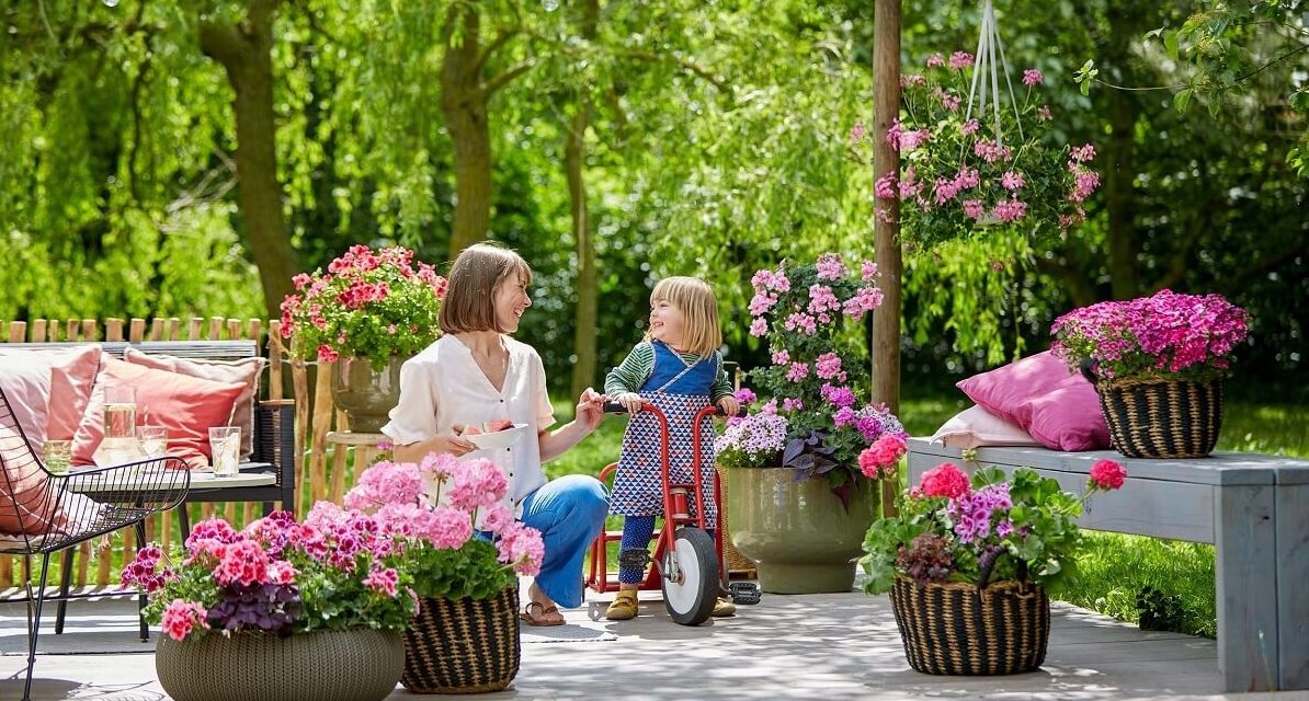 Trabajar juntos con las plantas desarrolla el sentido de la responsabilidad y puede crear momentos familiares inolvidables