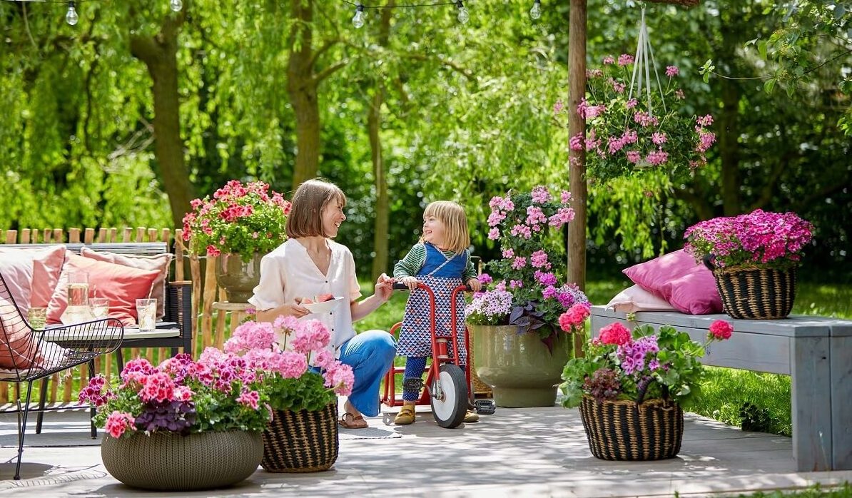 Trabajar juntos con las plantas desarrolla el sentido de la responsabilidad y puede crear momentos familiares inolvidables