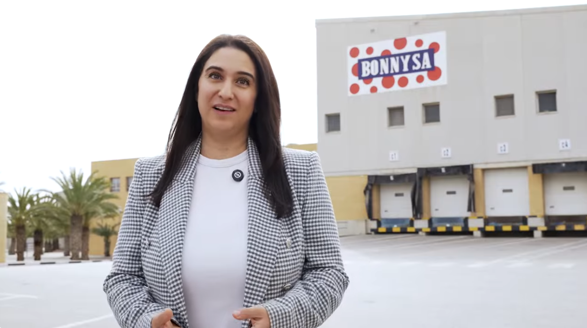 Trabajadora de Bonnysa frente a las instalaciones de la empresa en el Día Internacional de la Mujer 2026