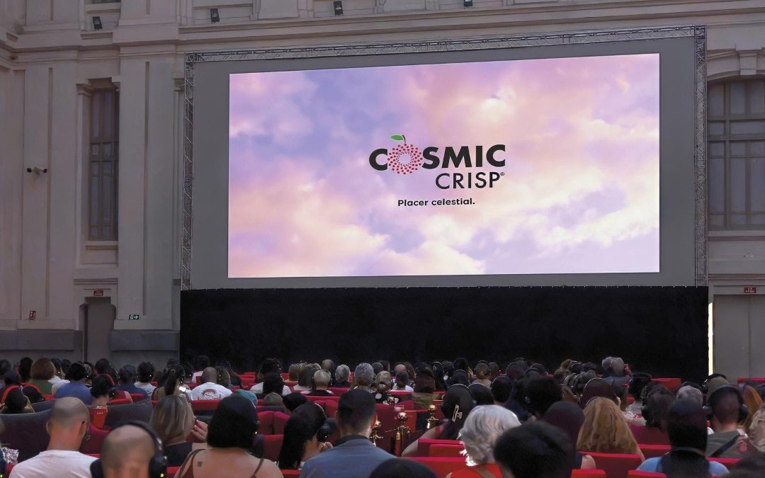 Cosmic Crisp conquista el verano con su campaña en los cines al aire libre
